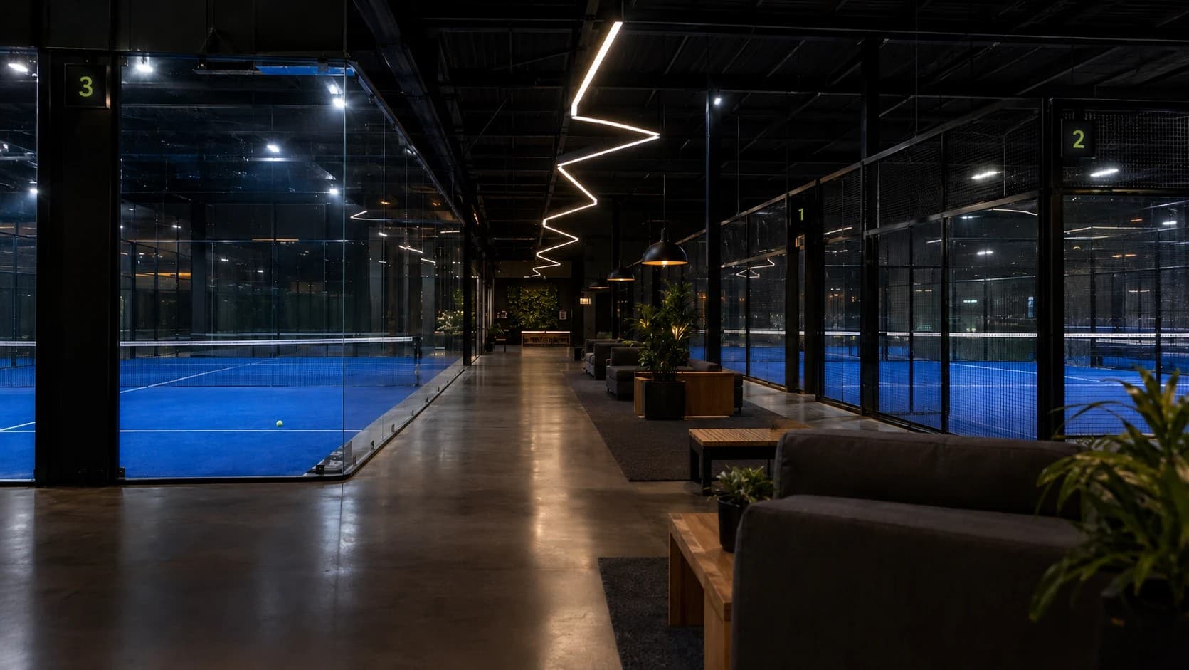 El pasillo del club entre las canchas 1, 2 y 3, de noche, con las luces encendidas